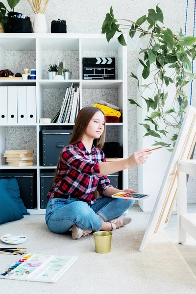 若い女性アーティストが家で絵を描く — ストック写真
