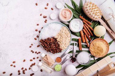 Doğal kozmetik konseptleri. Palmiye yaprağı üst görünümü düz olan güzel bir spa ortamı