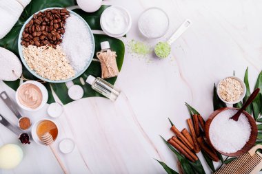 Doğal kozmetik konseptleri. Palmiye yapraklı güzel bir spa ortamı. Vücut bakımı kozmetik ürünleri üst görünüm düz yatıyordu