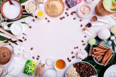 Doğal kozmetik konseptleri. Palmiye yaprağı üst görünümü ile güzel spa ayarları kopyalama alanı ile düz uzanır