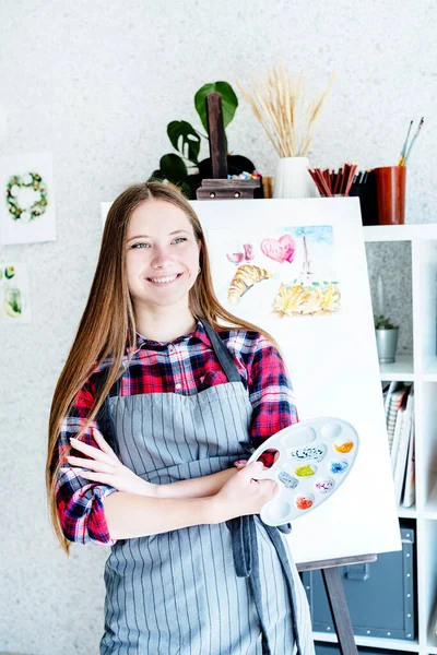 Fiatal nő művész gazdaság színes paletta dolgozik a stúdióban — Stock Fotó
