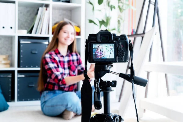 Genç kız ressam sanat bloğu için bir video hazırlıyor.