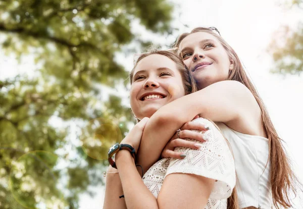 Twee beste vrienden knuffelen buiten in een zomerse dag plezier hebben — Stockfoto