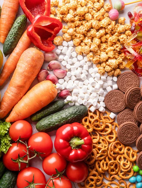 健康的で不健康な食品の概念 果物と野菜対お菓子トップビューフラットレイ — ストック写真