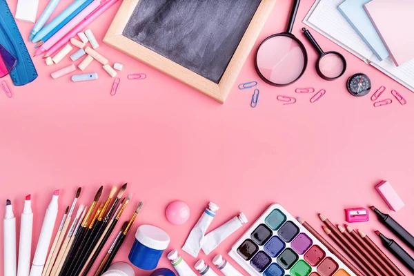 Vuelta Concepto Escolar Material Escolar Oficina Sobre Mesa Rosa Piso — Foto de Stock