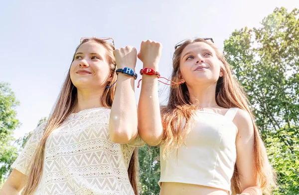 Conceito Amizade Amigos Felizes Amigos Felizes Mostrando Suas Pulseiras Amizade — Fotografia de Stock