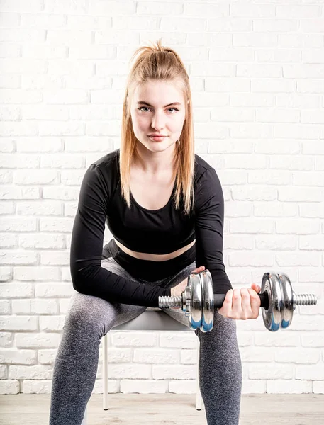 Sportive Young Smiling Woman Holding Dumbbell Training Her Biceps — ストック写真