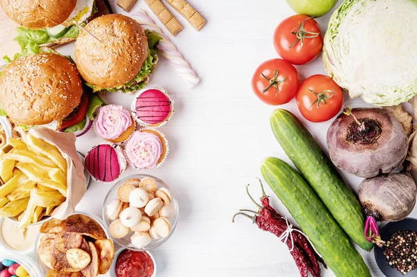 Concepto Comida Saludable Poco Saludable Frutas Verduras Dulces Comida Rápida — Foto de Stock