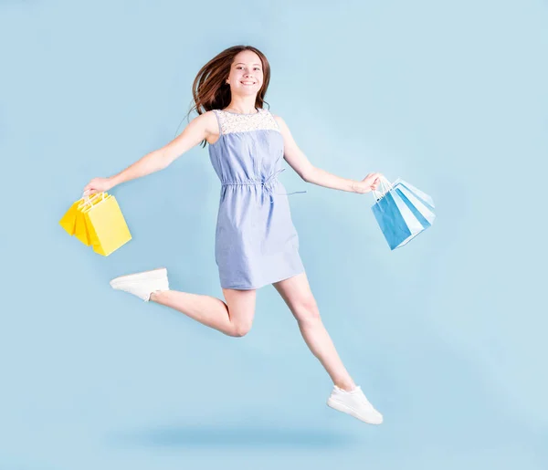 Alışveriş Yapan Kadın Elinde Alışveriş Torbalarıyla Koşan Neşeli Genç Bir — Stok fotoğraf