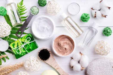 Doğal kozmetik konseptleri. Ahşap arkaplanda güzel bir kaplıca manzarası