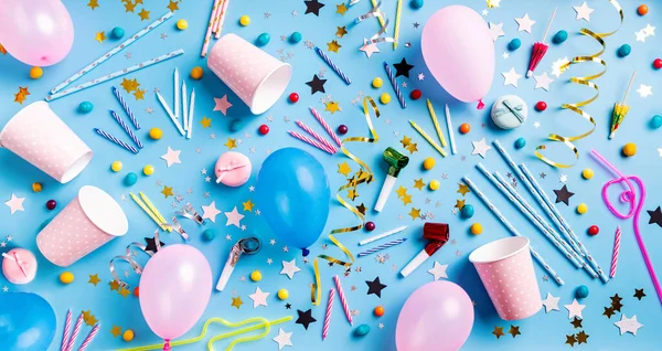 Ziua de naștere petrecere backgroung cu baloane, confetti, lumânări, bomboane și alte materiale de partid vedere de sus plat lay — Fotografie, imagine de stoc