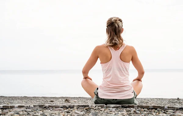 Genç Sarışın Sporcu Kadın Plajda Yoga Yaparken Meditasyon Yapıyor — Stok fotoğraf