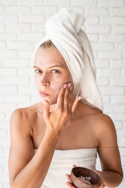 Menutup Tembakan Menarik Sibuk Wanita Menerapkan Scrub Kulit Wajahnya Konsep — Stok Foto