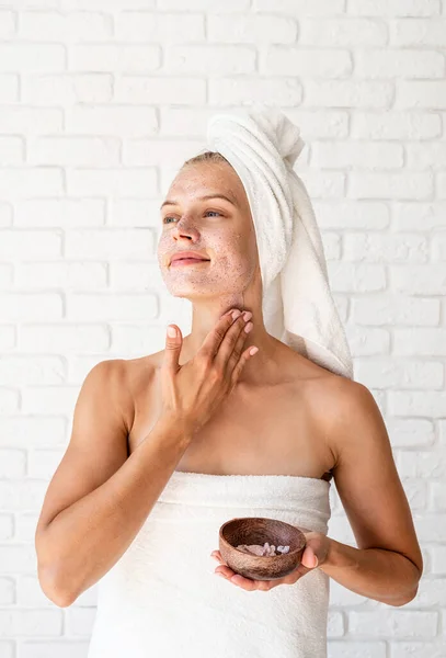 Atractiva Mujer Sonriente Aplicando Exfoliante Piel Concepto Limpieza Facial Spa — Foto de Stock