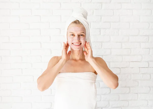 Senyum Menarik Wanita Menerapkan Scrub Kulitnya Konsep Pembersihan Wajah Spa — Stok Foto