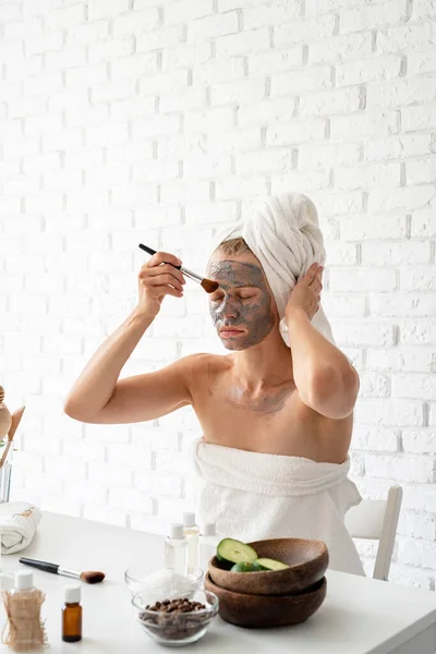 Spa Facial Mask Spa Dan Kecantikan Wanita Muda Mengenakan Handuk — Stok Foto