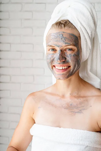 Spa Facial Mask Spa Dan Kecantikan Wanita Muda Tersenyum Mengenakan — Stok Foto