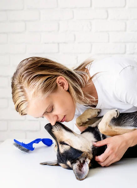 Huisdierenzorg Concept Jong Blond Vrouw Knuffelen Haar Gemengd Ras Hond — Stockfoto