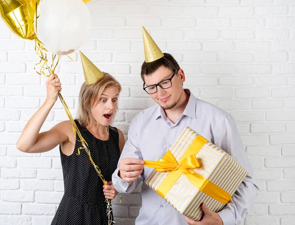 Verjaardagsfeestje Grappig Jong Paar Vieren Verjaardag Opening Groot Geschenk Doos — Stockfoto