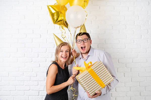 Verjaardagsfeestje Jong Lachen Paar Dragen Verjaardag Hoeden Vieren Verjaardag Met — Stockfoto