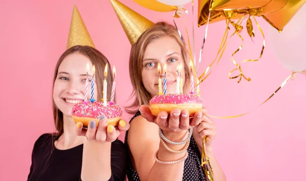 Festa Aniversário Duas Amigas Comemorando Aniversário Usando Chapéus Aniversário Dourados — Fotografia de Stock