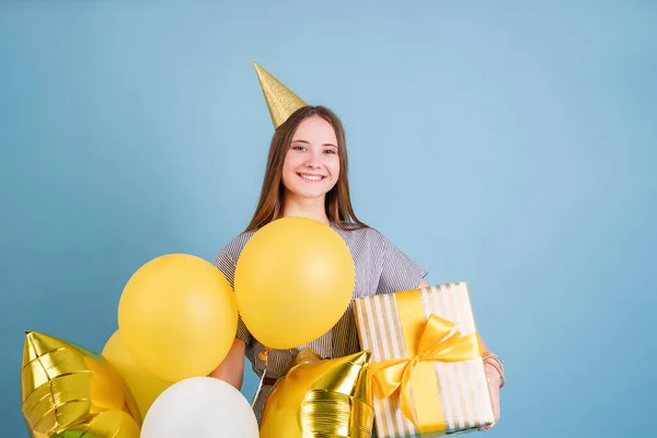 Urodzinowe Młoda Kobieta Urodzinowym Kapeluszu Balonami Dużym Pudełkiem Okazji Urodzin — Zdjęcie stockowe