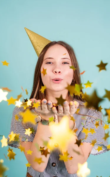 Fiesta Cumpleaños Tennager Chica Con Sombrero Cumpleaños Oro Soplando Confeti —  Fotos de Stock