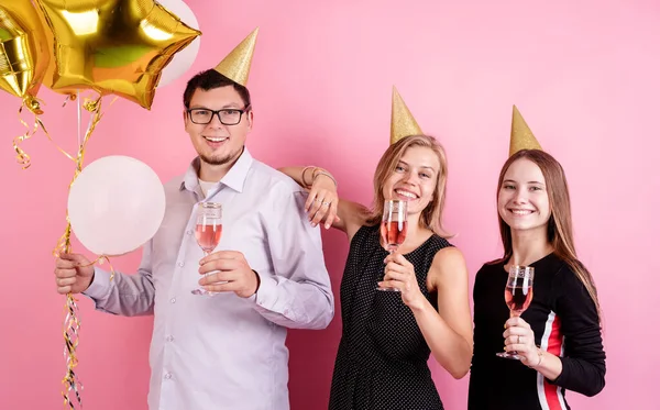 Urodzinowe Trzech Przyjaciół Urodzinowych Kapeluszach Pije Wino Świętuje Przyjęcie Różowym — Zdjęcie stockowe