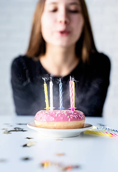 Festa Compleanno Teenager Compleanno Ragazza Soffiando Candele Sulla Ciambella — Foto Stock