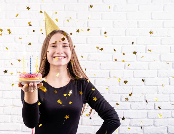 Geburtstagsfeier Lächelndes Teenager Geburtstagskind Mit Geburtstagsmütze Hält Einen Donut Mit — Stockfoto