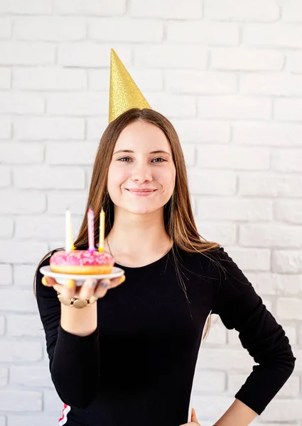 Festa Compleanno Giovane Donna Felice Che Tiene Una Ciambella Compleanno — Foto Stock