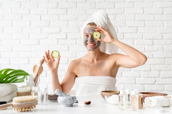 Spa Facial Mask Spa Dan Kecantikan Wanita Muda Mengenakan Handuk — Stok Foto