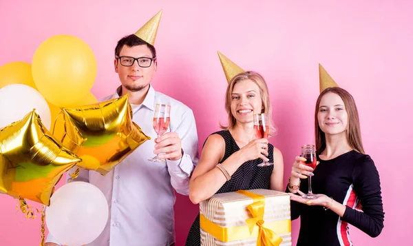 Porträt fröhlicher Freunde, die auf Geburtstagsparty anstoßen und in die Kamera schauen — Stockfoto