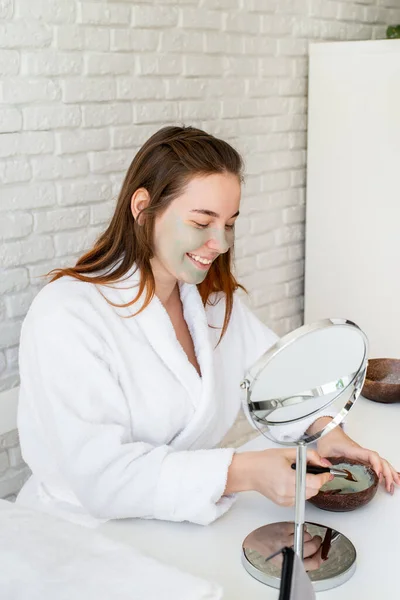 Spa Dan Kebugaran Kosmetik Alami Perawatan Diri Muda Tersenyum Perempuan — Stok Foto