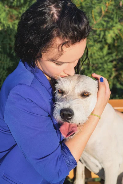 Cuidado Mascotas Adopción Mascotas Joven Mujer Jugando Abrazando Perro Parque — Foto de Stock