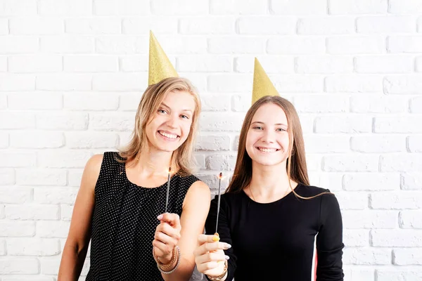 Verjaardagsfeestje Twee Lachende Jonge Vrouwen Zussen Verjaardagshoeden Vieren Verjaardag Met — Stockfoto