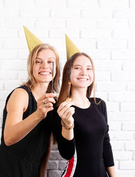 Verjaardagsfeestje Twee Lachende Jonge Vrouwen Zussen Verjaardagshoeden Vieren Verjaardag Met — Stockfoto
