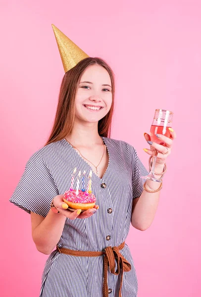 Festa Aniversário Jovem Feliz Segurando Dois Donuts Com Velas — Fotografia de Stock