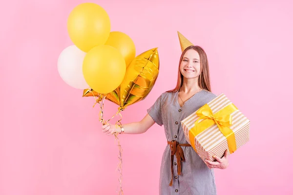 Festa Aniversário Jovem Mulher Chapéu Aniversário Segurando Balões Grande Caixa — Fotografia de Stock