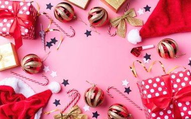 Yeni yıl ve yeni yıl düzlüğü. Noel manzarası ve konfetili yeni yıl süslemeleri, hediye kutuları ve pembe sırt çantalı sants şapkalar düz yatıyordu.