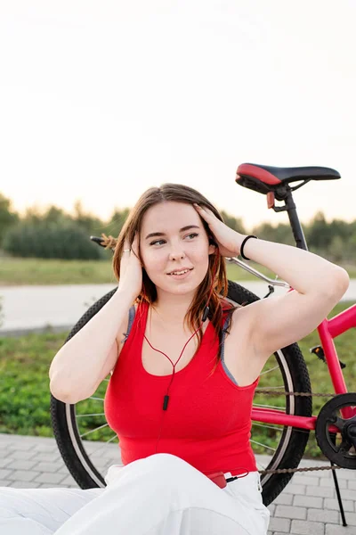 Adolescente Assise Côté Son Vélo Écoutant Musique Dans Parc Coucher — Photo