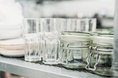 Şeffaf cam seti beyaz arkaplan üzerinde izole