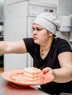 Kadın şef pizzacıda tatlı servisi yapıyor.