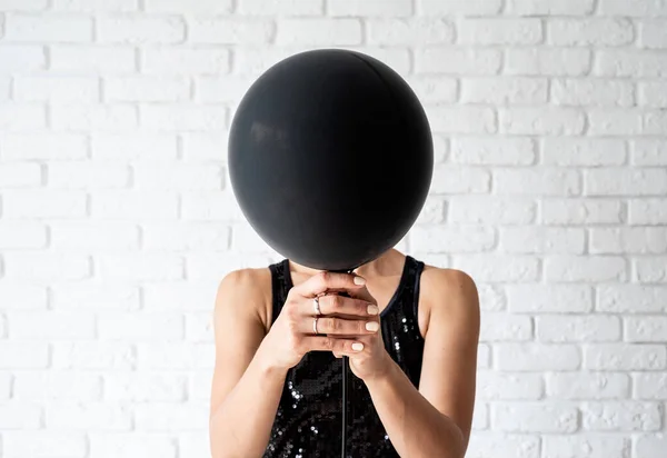 黑色星期五销售概念 身着黑衣 头戴黑色气球 头戴白色背景的女人 — 图库照片