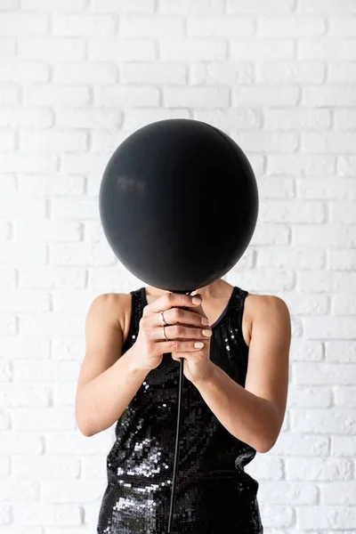 黑色星期五销售概念 身着黑衣 头戴黑色气球 头戴白色背景的女人 — 图库照片