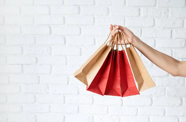 Frauenhand Mit Einkaufstaschen Black Friday Text Auf Papiertüte — Stockfoto