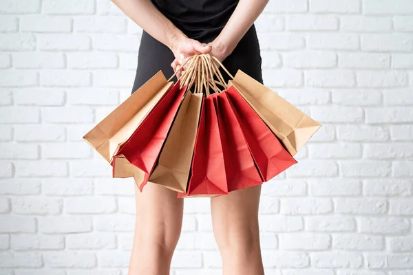 Fekete Péntek Eladási Koncepció Vásárlási Koncepció Női Lábak Bevásárlótáskával — Stock Fotó