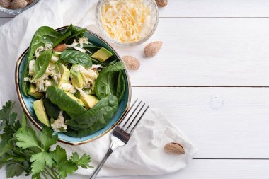 Taze yaz avokadosu, ıspanak salatası kaseleri ve düz kopya alanı manzarası.