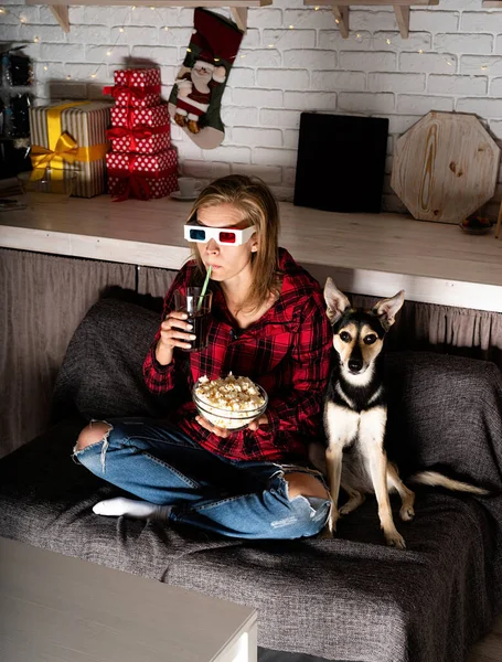 Jeune femme en lunettes 3D regardant des films à la maison la nuit à Noël — Photo