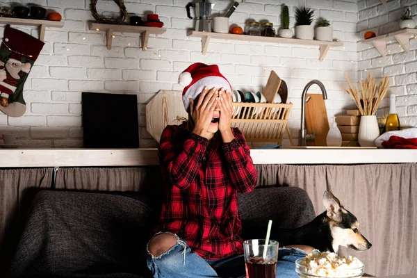 Mujer joven viendo películas de terror en casa por la noche en Navidad — Foto de Stock